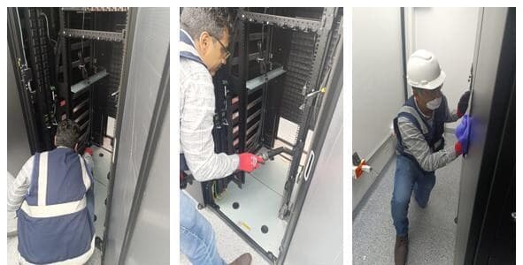 Técnicos limpiando el interior y las puertas de los gabinetes del data center