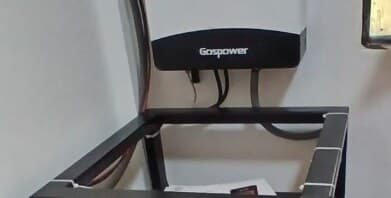 Inversor híbrido montado en la pared sobre la estructura de las baterías de litio