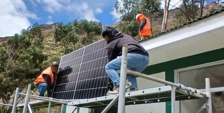 Técnicos montando los paneles solares sobre el techo de la oficina