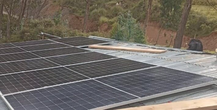 Paneles solares ya instalados sobre el techo